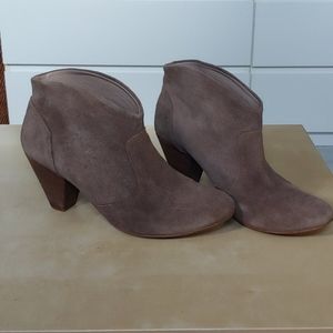 STEVE MADDEN Suede Western Style Bootie